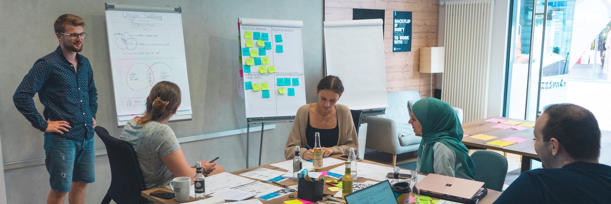 Studierende der Uni Paderborn arbeiten im Workshop in der enpit Ideenwerkstatt mit Post-its und Flipcharts